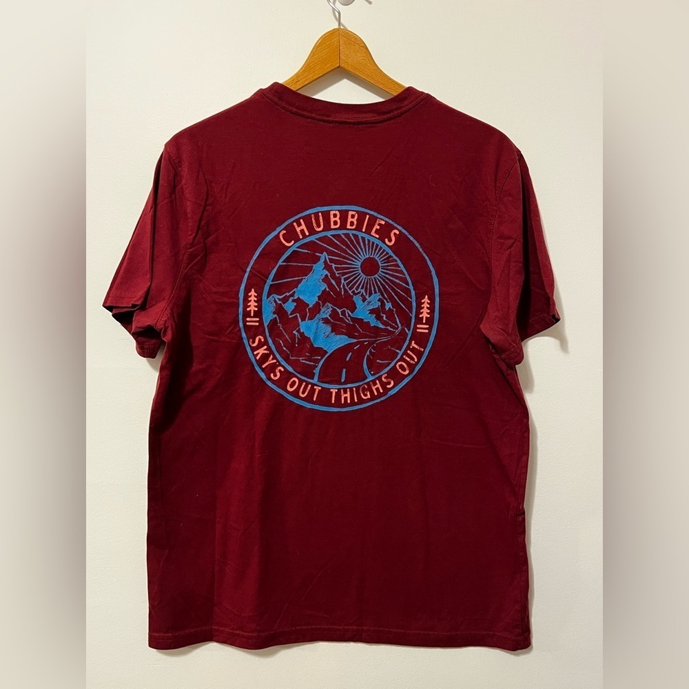 CHUBBIES Sky’s Out Thighs Out Graphic Tee Short Sleeve Mens Medium Maroon Blue